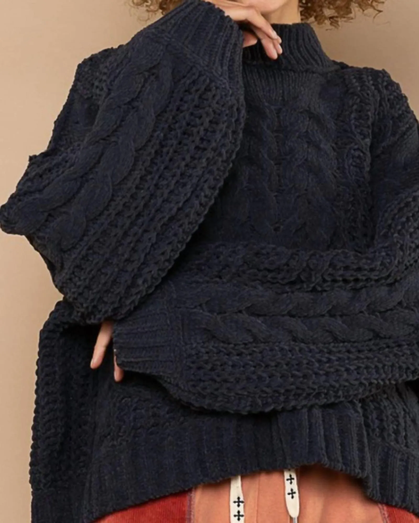 Cozy Luxurious Cable Sweater in Black | Black