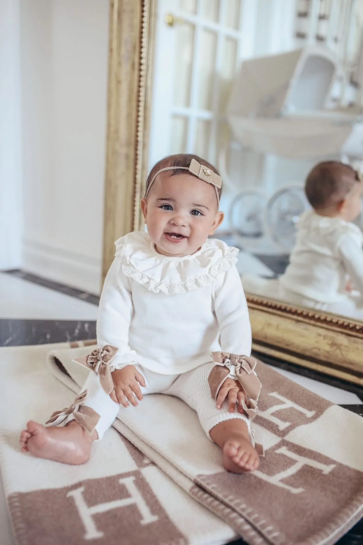 MI LOVES  SIGNATURE LUXURIOUS Knitted suit with velvet bows in Grey .